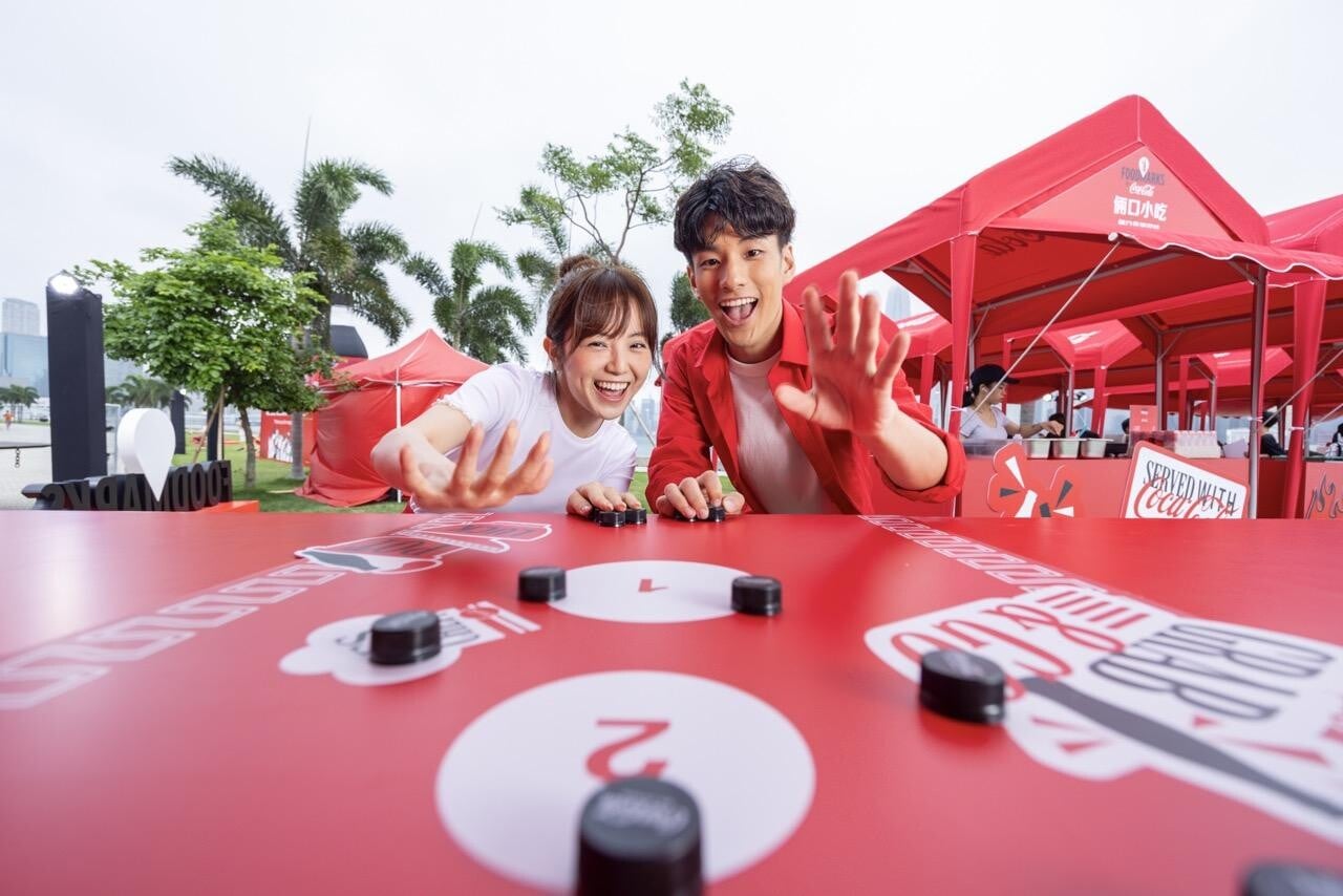 挑戰攤位遊戲可口可樂 TM「情比金堅杯」